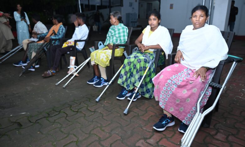 नक्सलियों के आईईडी में पैर गवाने वाले नक्सल पीड़ितों को मिला कृत्रिम पैर का संबल