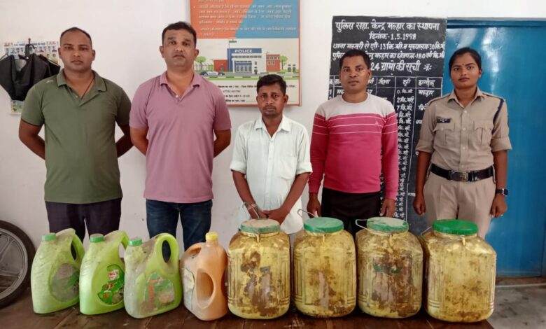 अवैध रूप से शराब बिक्री करने वालों पर पुलिस का प्रहार