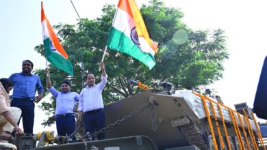 भारतीय सेना के भीष्म टैंक और आर्टिलरी का शानदार स्वागत भारतीय सेना के भीष्म टैंक और आर्टिलरी का शानदार स्वागत