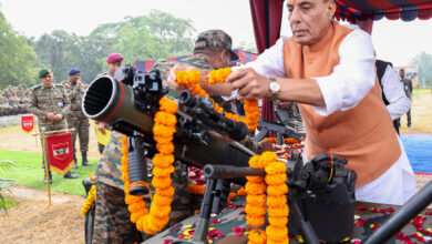 रक्षा मंत्री राजनाथ सिंह ने दशहरा पर सुकना सैन्य स्टेशन पर सैनिकों के साथ शस्त्र पूजा की