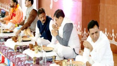 मुख्यमंत्री और मंत्रियों ने बुंदेली व्यंजन और पकवानों का लुत्फ उठाया