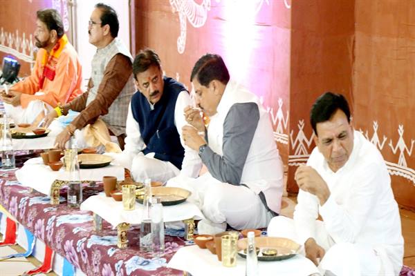 मुख्यमंत्री और मंत्रियों ने बुंदेली व्यंजन और पकवानों का लुत्फ उठाया