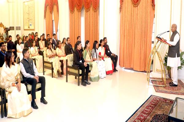 लोक सेवा, वंचितों की सेवा करने का सुअवसर : राज्यपाल श्री पटेल