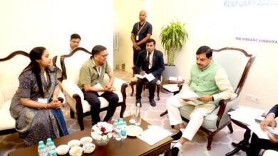 मुख्यमंत्री डॉ. यादव ने उद्योगपतियों से की रीवा आरआईसी में वन-टू-वन चर्चा मुख्यमंत्री डॉ. यादव ने उद्योगपतियों से की रीवा आरआईसी में वन-टू-वन चर्चा