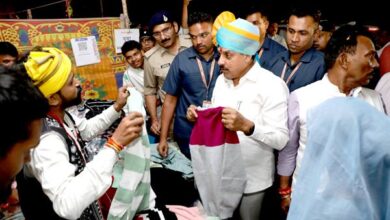 मुख्यमंत्री डॉ. यादव ने इंदौर में भिलाला समाज के स्टॉल से खरीदे गर्म कपड़े
