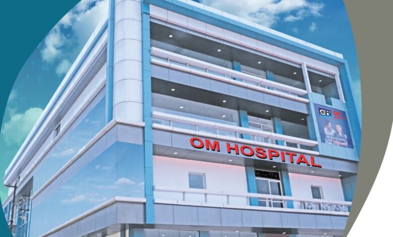 ओम हॉस्पिटल रायपुर में पटाखों से जले लोगो का निःशुल्क उपचार