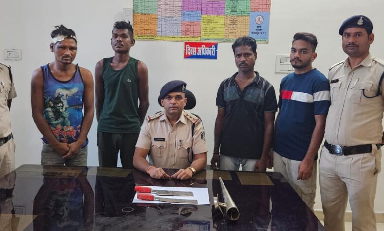 पुराना बस स्टैंड में गुंडागर्दी करते हुए वायरल वीडियो, आरोपी गिरफ्तार पुराना बस स्टैंड में गुंडागर्दी करते हुए वायरल वीडियो, आरोपी गिरफ्तार