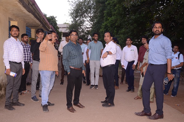 कलेक्टर डाॅ. गौरव सिंह ने मतदान केंद्र के 85 बूथों का किया निरीक्षण