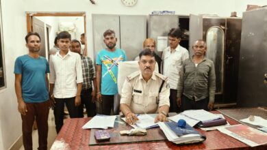 जुआरियों के अड्डे पर छापा, दो दर्जन से ज्यादा जुआरी पकड़े गए