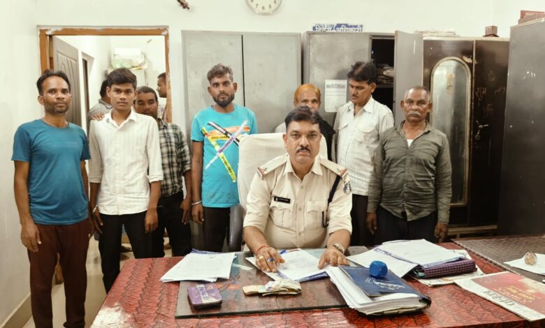 जुआरियों के अड्डे पर छापा, दो दर्जन से ज्यादा जुआरी पकड़े गए जुआरियों के अड्डे पर छापा, दो दर्जन से ज्यादा जुआरी पकड़े गए