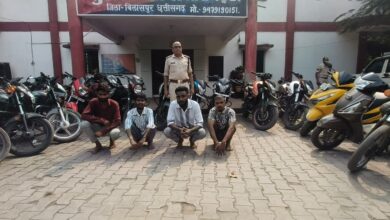 मैत्री चौक में चाकू तलवार लहराकर दहशतगर्दी फैलाने वाले गिरफ्तार मैत्री चौक में चाकू तलवार लहराकर दहशतगर्दी फैलाने वाले गिरफ्तार