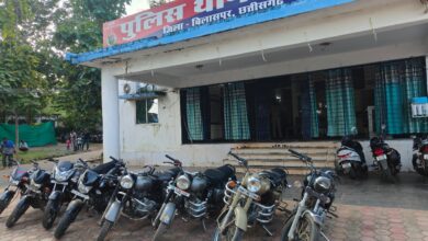 मोटरसाइकिल चोर गिरोह पर दबिश, 11 आरोपियों के कब्जे से 12 गाड़ियां जब्त