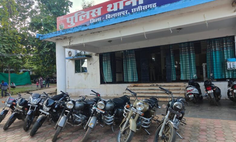 मोटरसाइकिल चोर गिरोह पर दबिश, 11 आरोपियों के कब्जे से 12 गाड़ियां जब्त