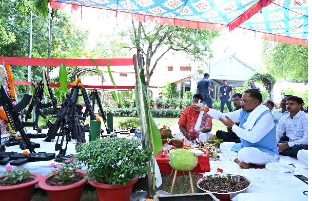 मुख्यमंत्री ने विजयदशमी पर्व पर किया शस्त्र पूजन