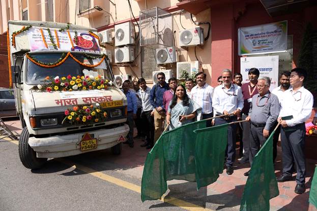 केंद्र सरकार की वैन पर टमाटर का भाव 65 रुपये प्रति किलोग्राम केंद्र सरकार की वैन पर टमाटर का भाव 65 रुपये प्रति किलोग्राम