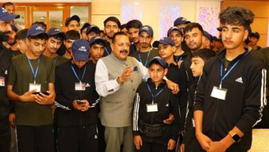 केंद्रीय मंत्री ने भारत दर्शन यात्रा पर निकले जम्मू-कश्मीर के छात्रों से की बातचीत