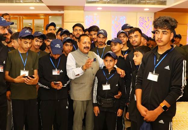 केंद्रीय मंत्री ने भारत दर्शन यात्रा पर निकले जम्मू-कश्मीर के छात्रों से की बातचीत