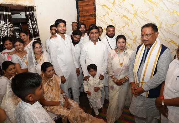 मुख्यमंत्री साय ने भण्डारपुरी धाम में गुरुगद्दी आसन के दर्शन कर प्रदेश की खुशहाली की कामना की