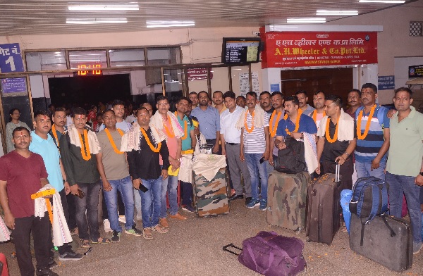 ढोल-नंगाड़े के साथ जोरदार स्वागत और माला पहनाकर भारतीय सैनिकों को दी गई विदाई