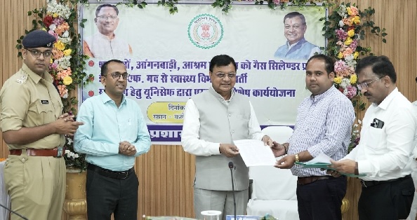 मंत्री देवांगन ने स्वास्थ्य कर्मियों एवं अतिथि शिक्षकों को प्रदान किया नियुक्ति पत्र