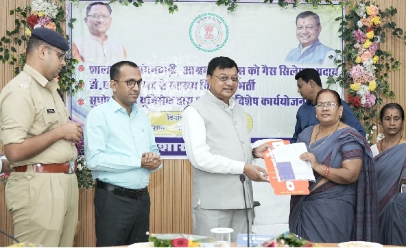 मंत्री देवांगन ने स्कूल, आंगनबाड़ी में खाना पकाने के लिए गैस सिलेण्डर का किया वितरण मंत्री देवांगन ने स्कूल, आंगनबाड़ी में खाना पकाने के लिए गैस सिलेण्डर का किया वितरण