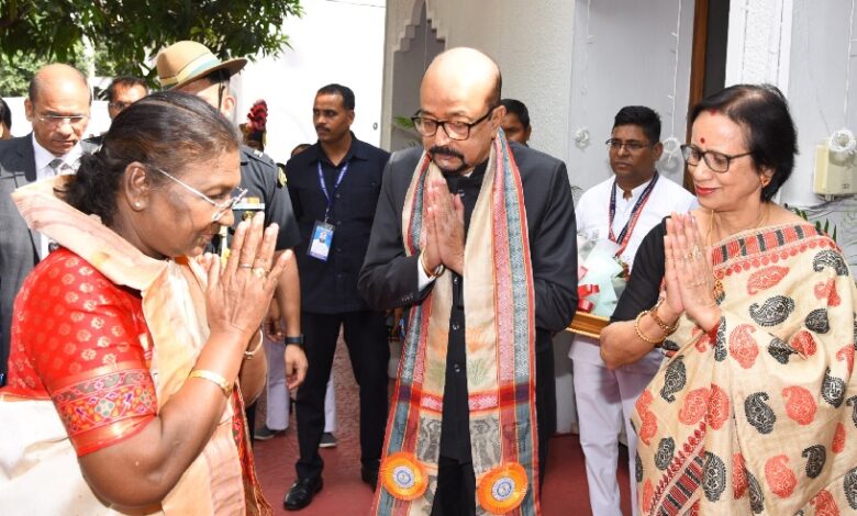 राष्ट्रपति मुर्मु का राजभवन में हुआ आत्मीय स्वागत राष्ट्रपति मुर्मु का राजभवन में हुआ आत्मीय स्वागत