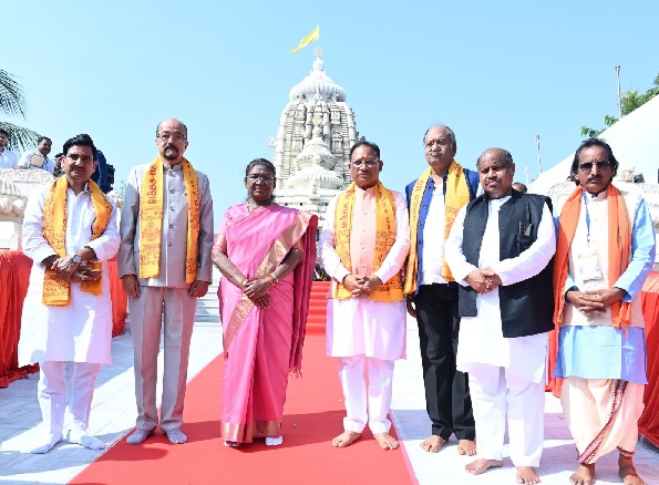 राष्ट्रपति ने देशवासियों के सुख-समृद्धि और निरंतर प्रगति के लिए आशीर्वाद मांगा