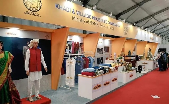 कनॉट प्लेस में गांधी जयंती पर बिक्री 2 करोड़ रुपये से अधिक की खादी