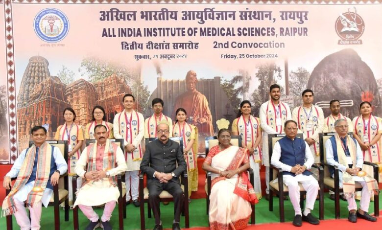 चिकित्सक हमेशा मानवीय मूल्यों के साथ कार्य करें: राष्ट्रपति द्रौपदी मुर्मु चिकित्सक हमेशा मानवीय मूल्यों के साथ कार्य करें: राष्ट्रपति द्रौपदी मुर्मु