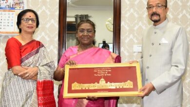 राष्ट्रपति को राज्यपाल ने स्मृति चिन्ह किये भेंट
