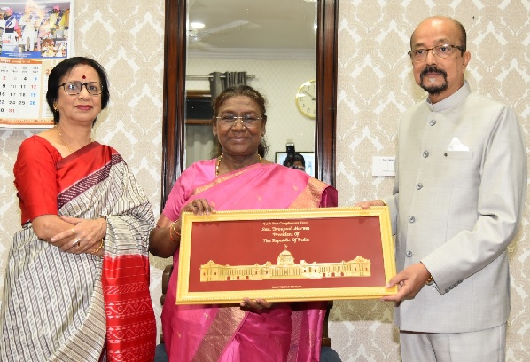 राष्ट्रपति को राज्यपाल ने स्मृति चिन्ह किये भेंट
