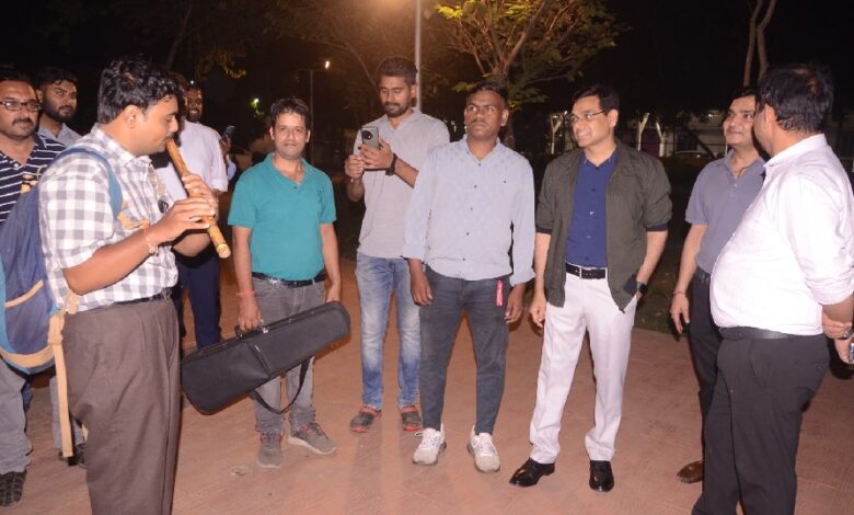 12वीं फेल: रियल हीरो आईपीएस मनोज शर्मा पहुंचे रायपुर, नालंदा परिसर -कला केंद्र को सराहा 12वीं फेल: रियल हीरो आईपीएस मनोज शर्मा पहुंचे रायपुर, नालंदा परिसर -कला केंद्र को सराहा