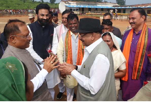 मुख्यमंत्री साय कर्मा महोत्सव में शामिल होने पहुंचे सिलौटा