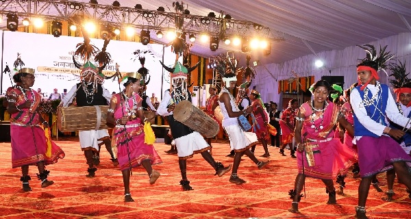 राष्ट्रपति द्रौपदी मुर्मु के समक्ष आदिवासियों ने पारंपरिक वेशभूषा में प्रसिद्ध लोकनृत्य का किया प्रदर्शन