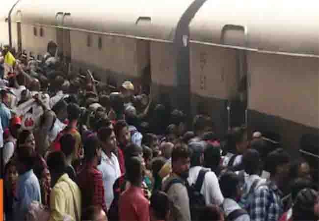 बांद्रा रेलवे स्टेशन के प्लेटफॉर्म पर भगदड़, कई लोगों के घायल