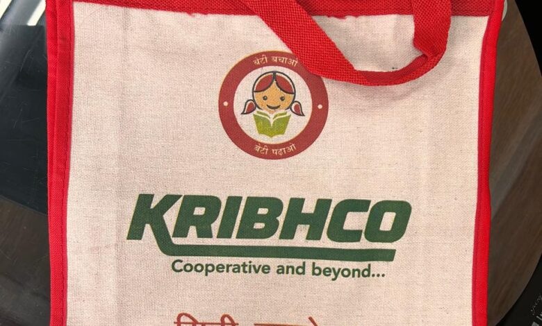 सहकार उपहार स्टोर से सब्जियां खरीदने के लिये उपलब्ध कराये कपड़े के बैग