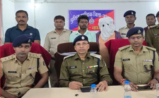 कियोस्क बैंक लूट और हत्या के मामले में दो गिरफ्तार, मुख्य आरोपी फरार कियोस्क बैंक लूट और हत्या के मामले में दो गिरफ्तार, मुख्य आरोपी फरार