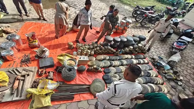 कबाड़ियों के ठिकानों पर पुलिस का छापा, 21 लाख कैश बरामद