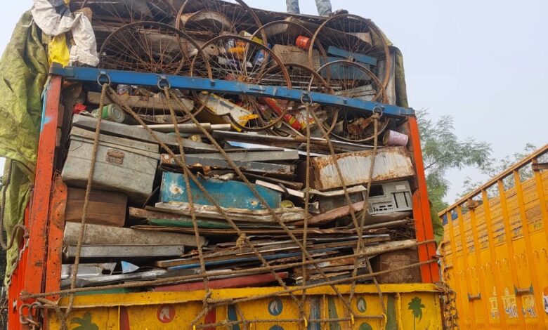 एसपी भोजराम पटेल के निर्देश पर कबाड़ियों पर छापेमारी, 42 टन अवैध कबाड़ जब्त एसपी भोजराम पटेल के निर्देश पर कबाड़ियों पर छापेमारी, 42 टन अवैध कबाड़ जब्त