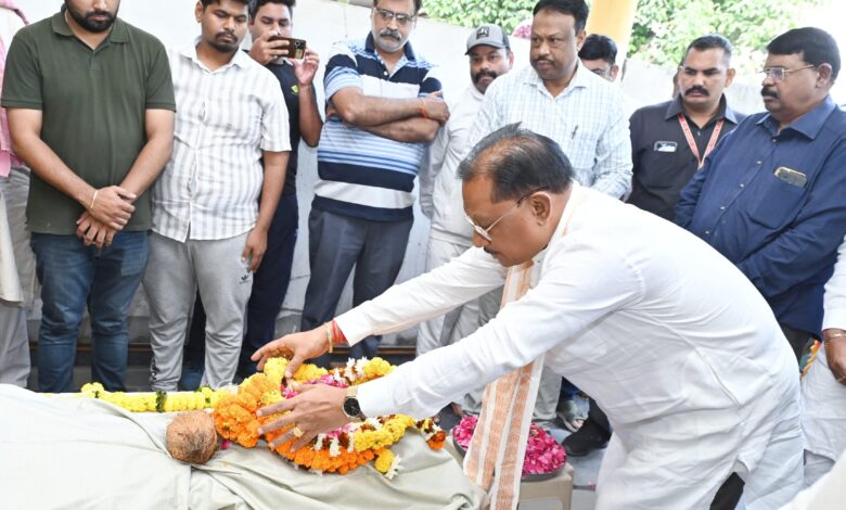 मुख्यमंत्री साय ने पूर्व राज्यसभा सांसद गोपाल व्यास को दी भावभीनी श्रद्धांजलि मुख्यमंत्री साय ने पूर्व राज्यसभा सांसद गोपाल व्यास को दी भावभीनी श्रद्धांजलि