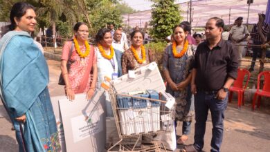 रायपुर दक्षिण उप निर्वाचन : मतदान दलों को किया गया मतदान केंद्र के लिए रवाना रायपुर दक्षिण उप निर्वाचन : मतदान दलों को किया गया मतदान केंद्र के लिए रवाना