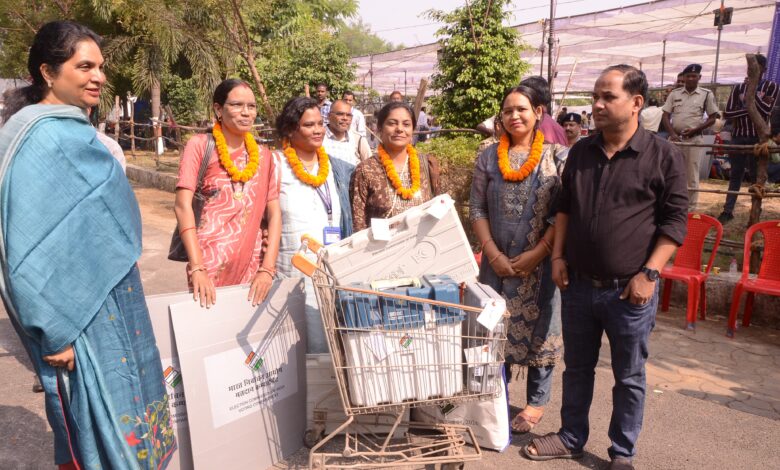 रायपुर दक्षिण उप निर्वाचन : मतदान दलों को किया गया मतदान केंद्र के लिए रवाना रायपुर दक्षिण उप निर्वाचन : मतदान दलों को किया गया मतदान केंद्र के लिए रवाना