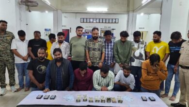 जुआरियों के अड्डे पर पहुंची पुलिस, 17 गिरफ्तार