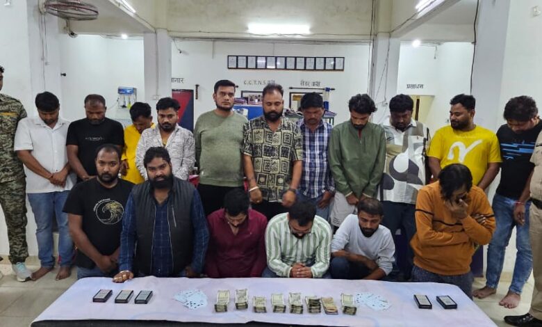 जुआरियों के अड्डे पर पहुंची पुलिस, 17 गिरफ्तार