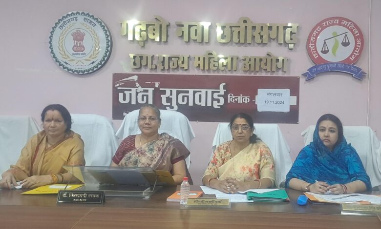 पूर्व पति ने सार्वजनिक रूप से कान पकड़कर माफी मांगा