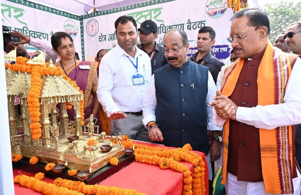 मुख्यमंत्री साय का बस्तरिया अंदाज में हुआ स्वागत मुख्यमंत्री साय का बस्तरिया अंदाज में हुआ स्वागत