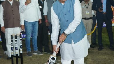 मुख्यमंत्री ने थामा बल्ला, लगाए शॉट्स, बिलियर्ड्स स्नूकर में हाथ आजमाए मुख्यमंत्री ने थामा बल्ला, लगाए शॉट्स, बिलियर्ड्स स्नूकर में हाथ आजमाए