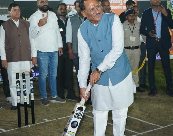 मुख्यमंत्री ने थामा बल्ला, लगाए शॉट्स, बिलियर्ड्स स्नूकर में हाथ आजमाए मुख्यमंत्री ने थामा बल्ला, लगाए शॉट्स, बिलियर्ड्स स्नूकर में हाथ आजमाए