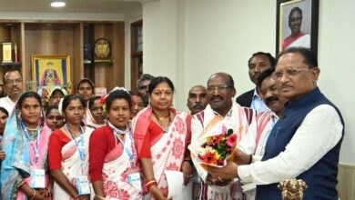 जशपुर के मुंडारी नर्तक दल के कलाकारों ने मुख्यमंत्री से की मुलाकात