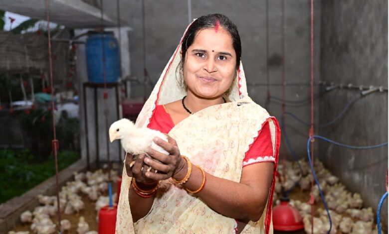 मुर्गियों को बेचकर हाउस वाईफ महिला बनीं लखपति, घर बनाई खरीदी दुपहिया वाहन